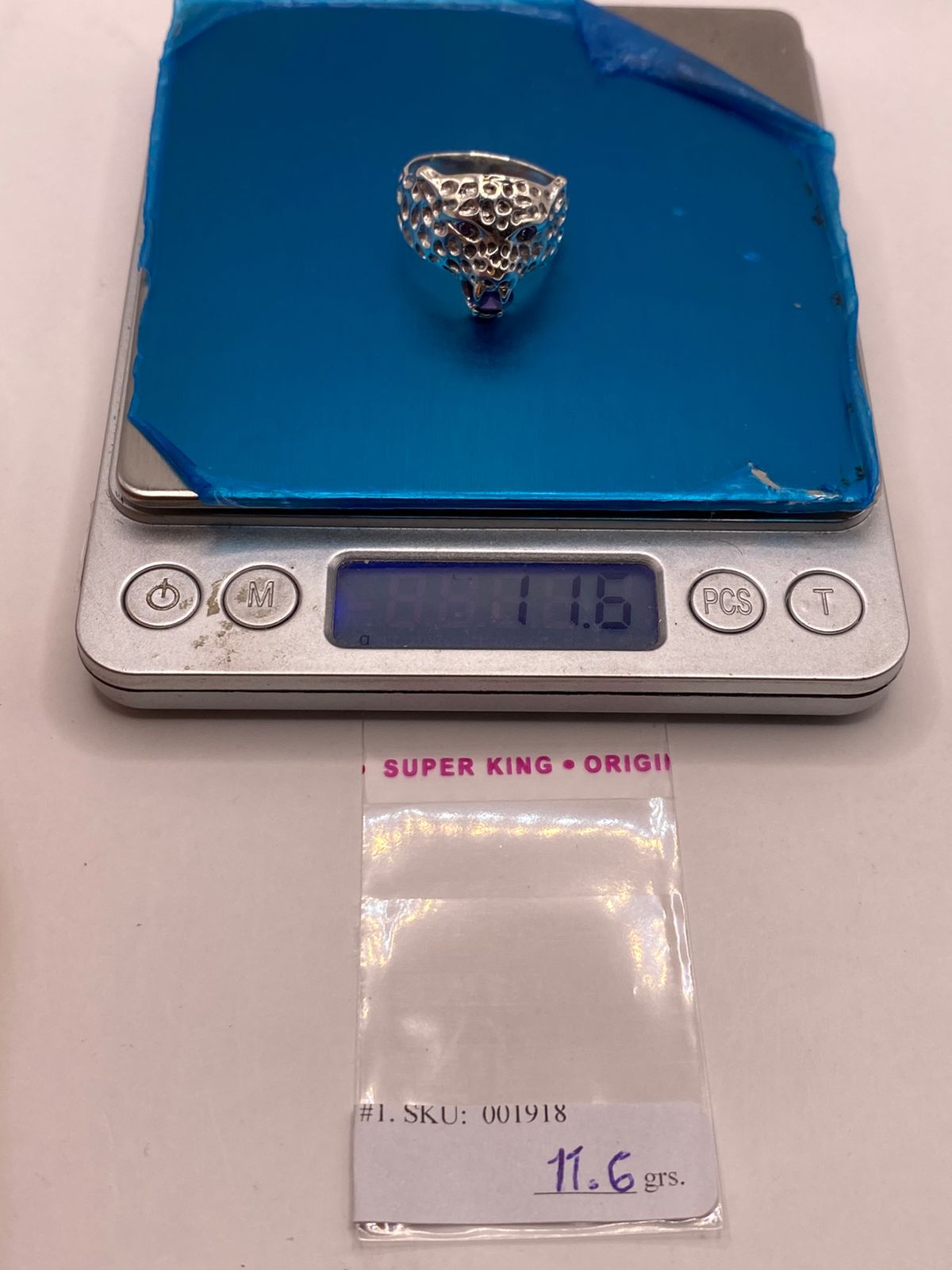 Anillo de Plata Ley 925 Diseño Jaguar con Zirconias Violetas, peso en gramos (báscula)