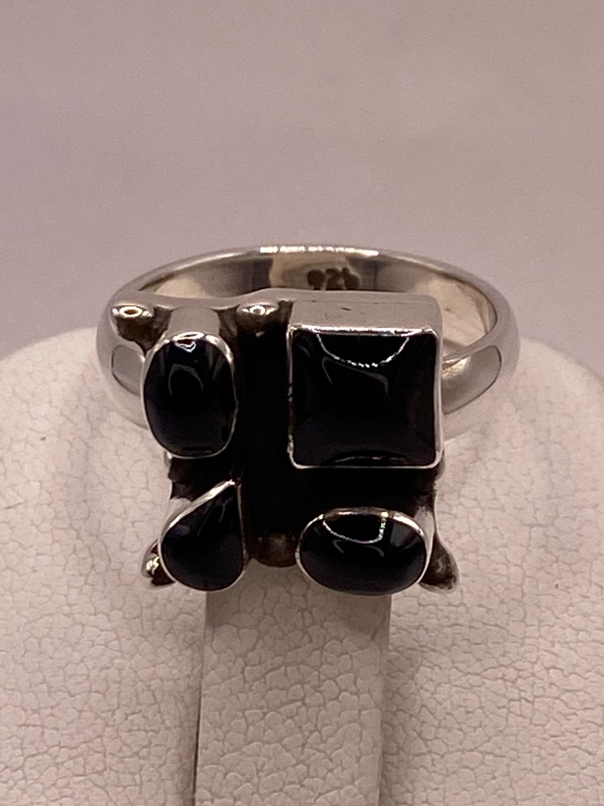 Anillo de Plata Ley 925 con Ónix Negro, peso en gramos (báscula)