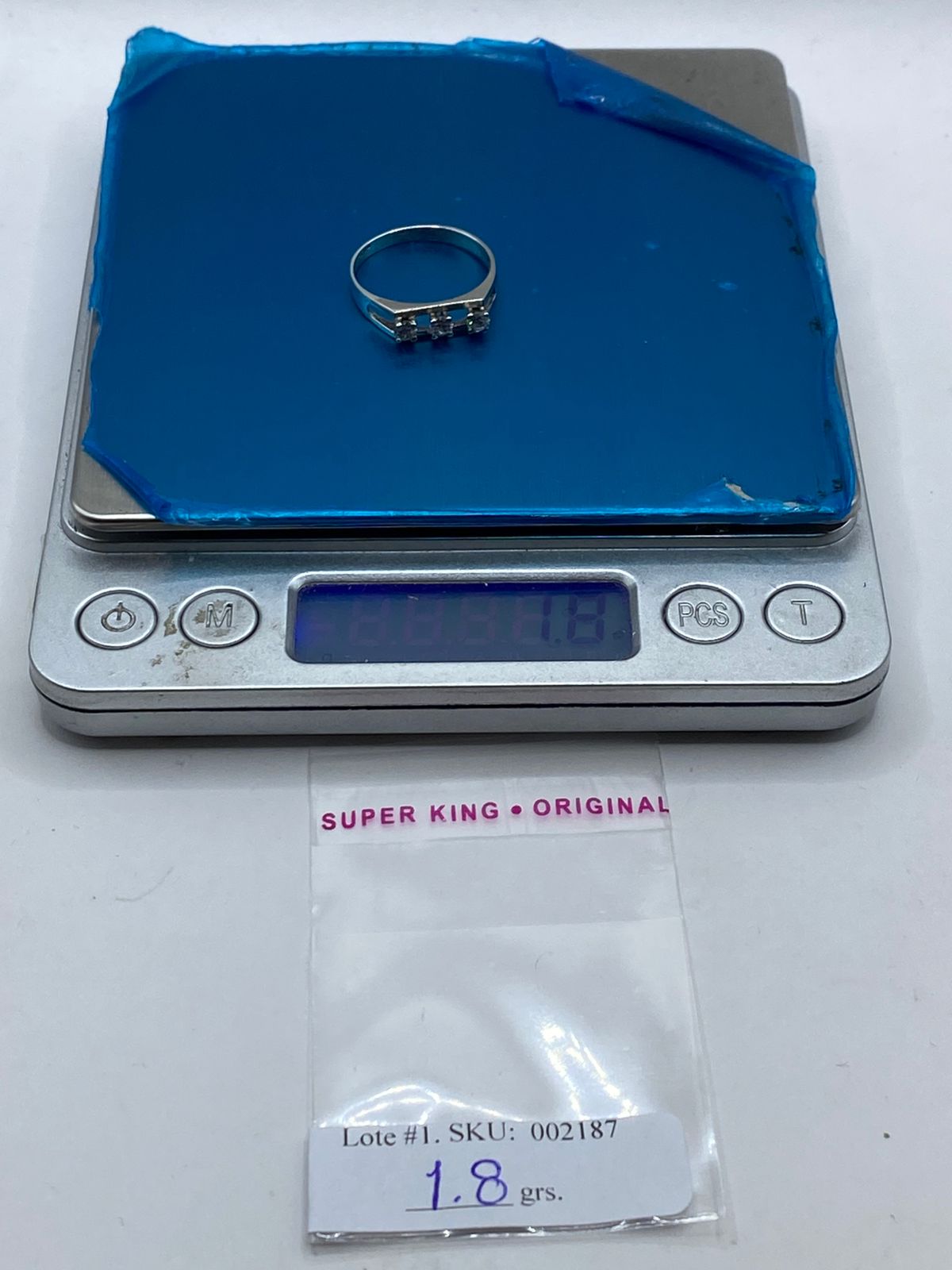 Anillo de Plata Ley 925 con Tres Zirconias Blancas, peso en gramos (báscula)