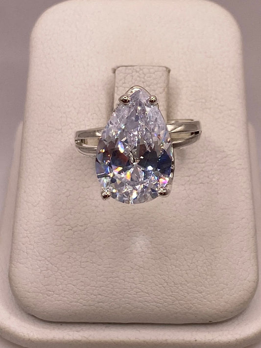 Anillo de Plata Ley 925 con Zirconia Blanca en Corte Gota, vista frontal