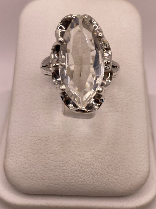 Anillo de Plata Ley 925 con Zirconia Blanca Facetada Tipo Navette, vista frontal