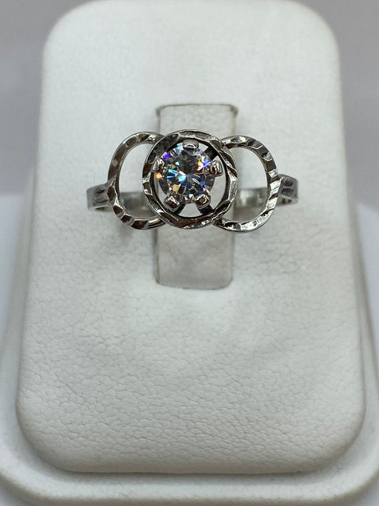 Anillo de Plata Ley 925 con Zirconia Central y Diseño de Círculos Entrelazados, vista frontal