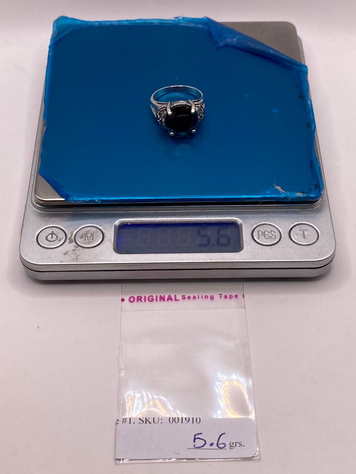 Anillo de Plata Ley 925 con Zirconia Negra Redonda y Zirconias Blancas, peso en gramos (báscula)
