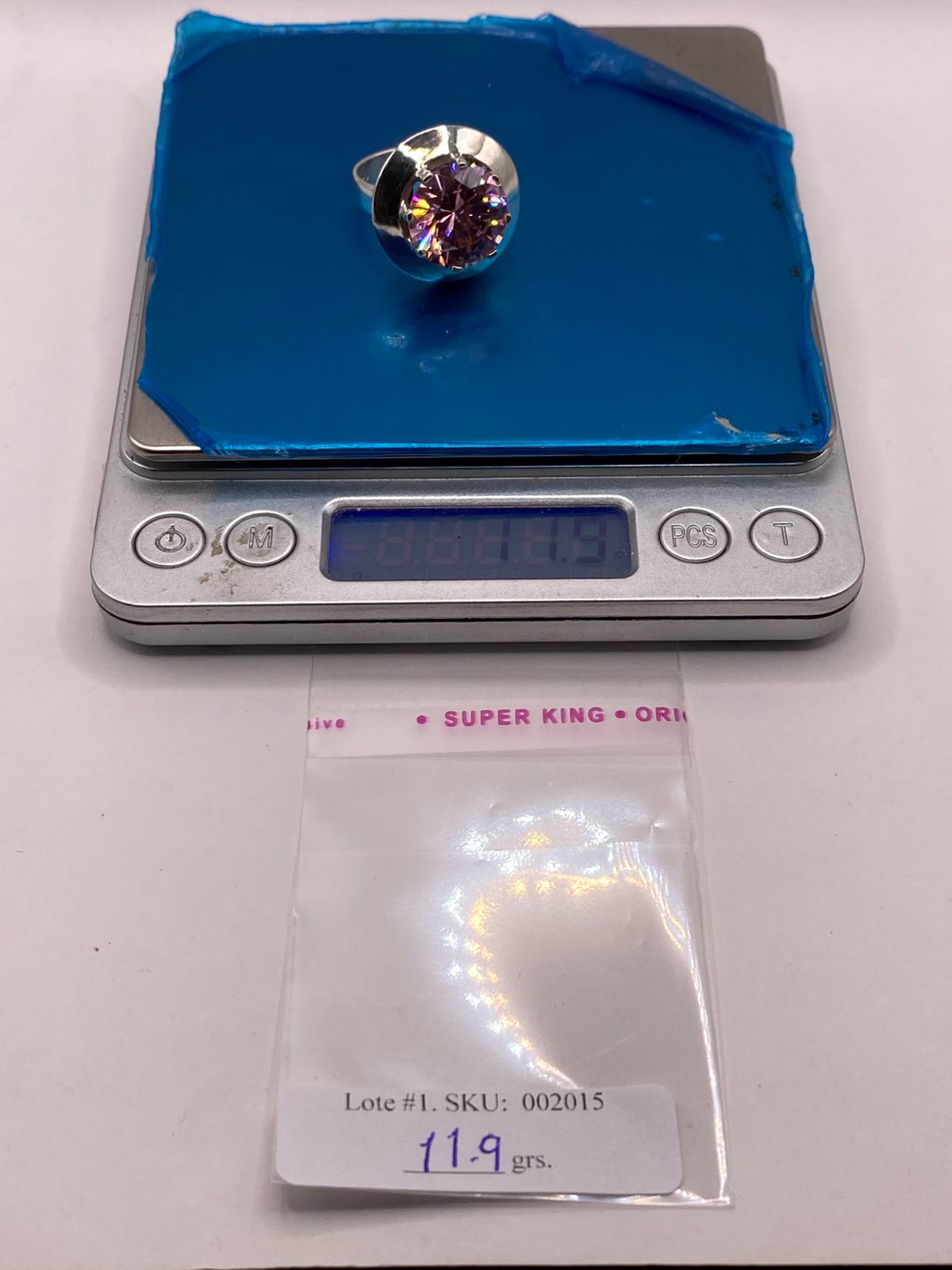 Anillo de Plata Ley 925 con Zirconia Rosa Corte Redondo Diseño Escultural, peso en gramos (báscula)