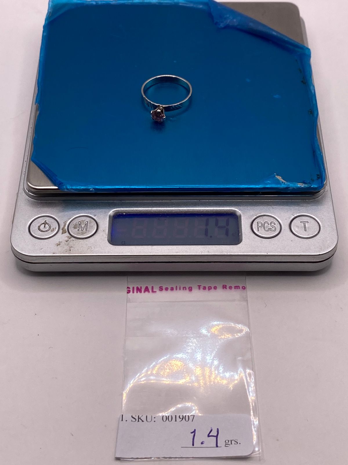 Anillo de Plata Ley 925 con Zirconia Rosa Redonda, peso en gramos (báscula)