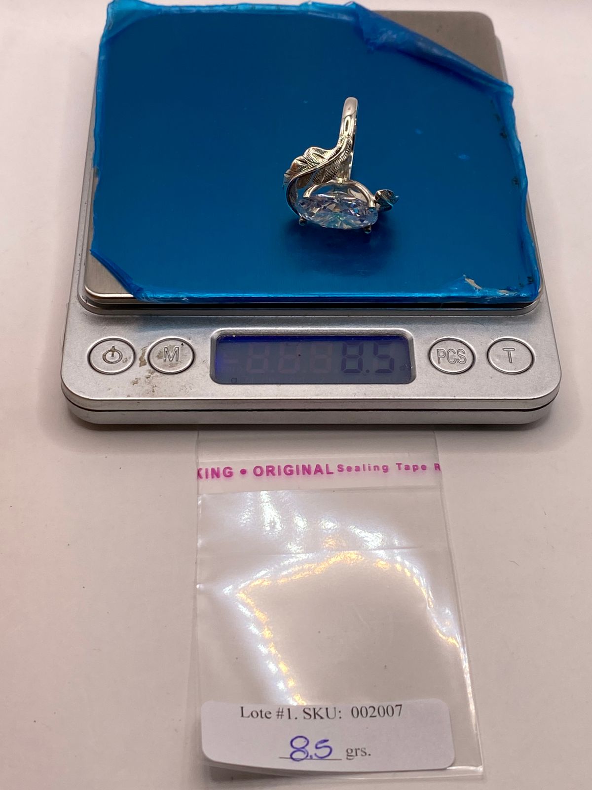 Anillo de Plata Ley 925 con Zirconia Transparente Ovalada y Diseño de Hojas, peso en gramos (báscula)