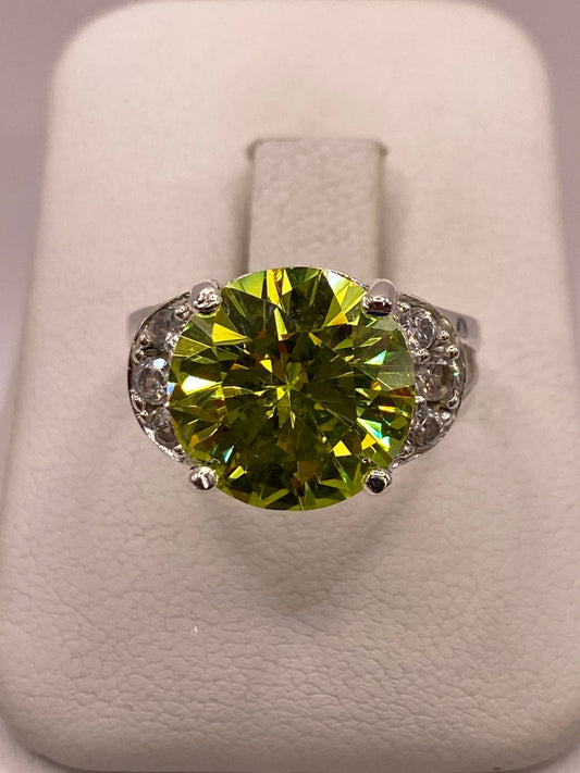 Anillo de Plata Ley 925 con Zirconia Verde Corte Redondo Diseño Elegante, vista frontal