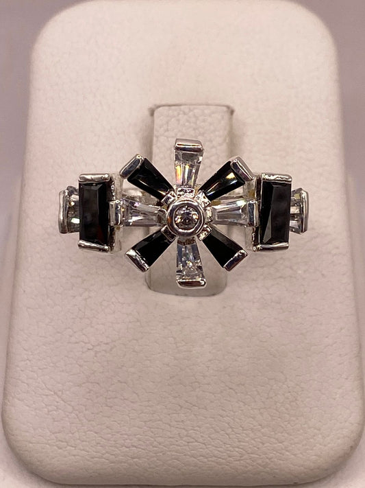 Anillo de Plata Ley 925 con Zirconias Negras y Blancas Tipo Estrella, vista frontal
