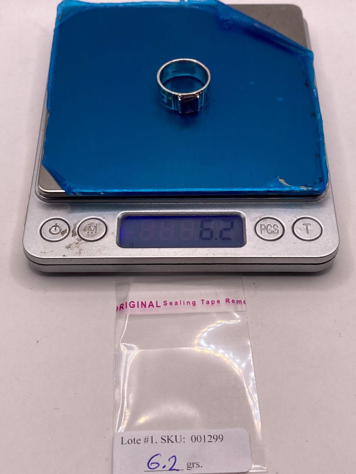 Anillo de Plata .950 con Zirconia Morada y Ópalo de Fuego Diseño Greca, peso en gramos (báscula)