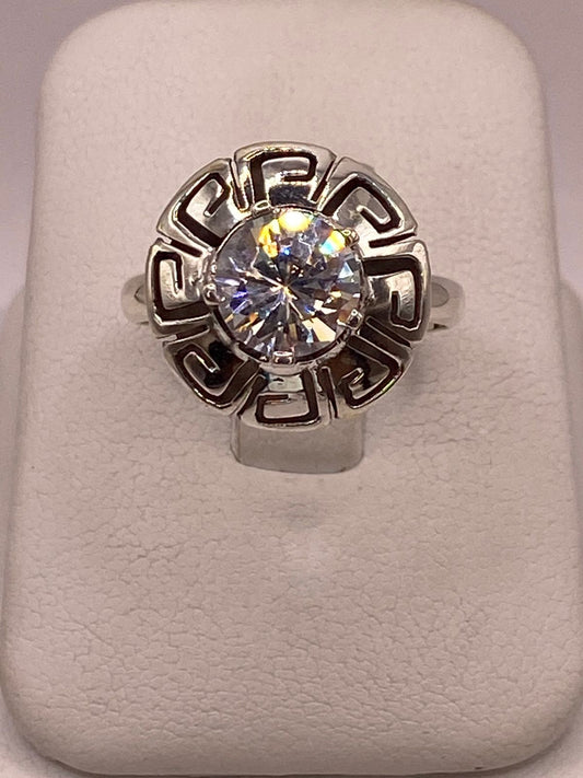 Anillo de Plata 925 con Zirconia Blanca Facetada Diseño Circular Tipo Greca, vista frontal