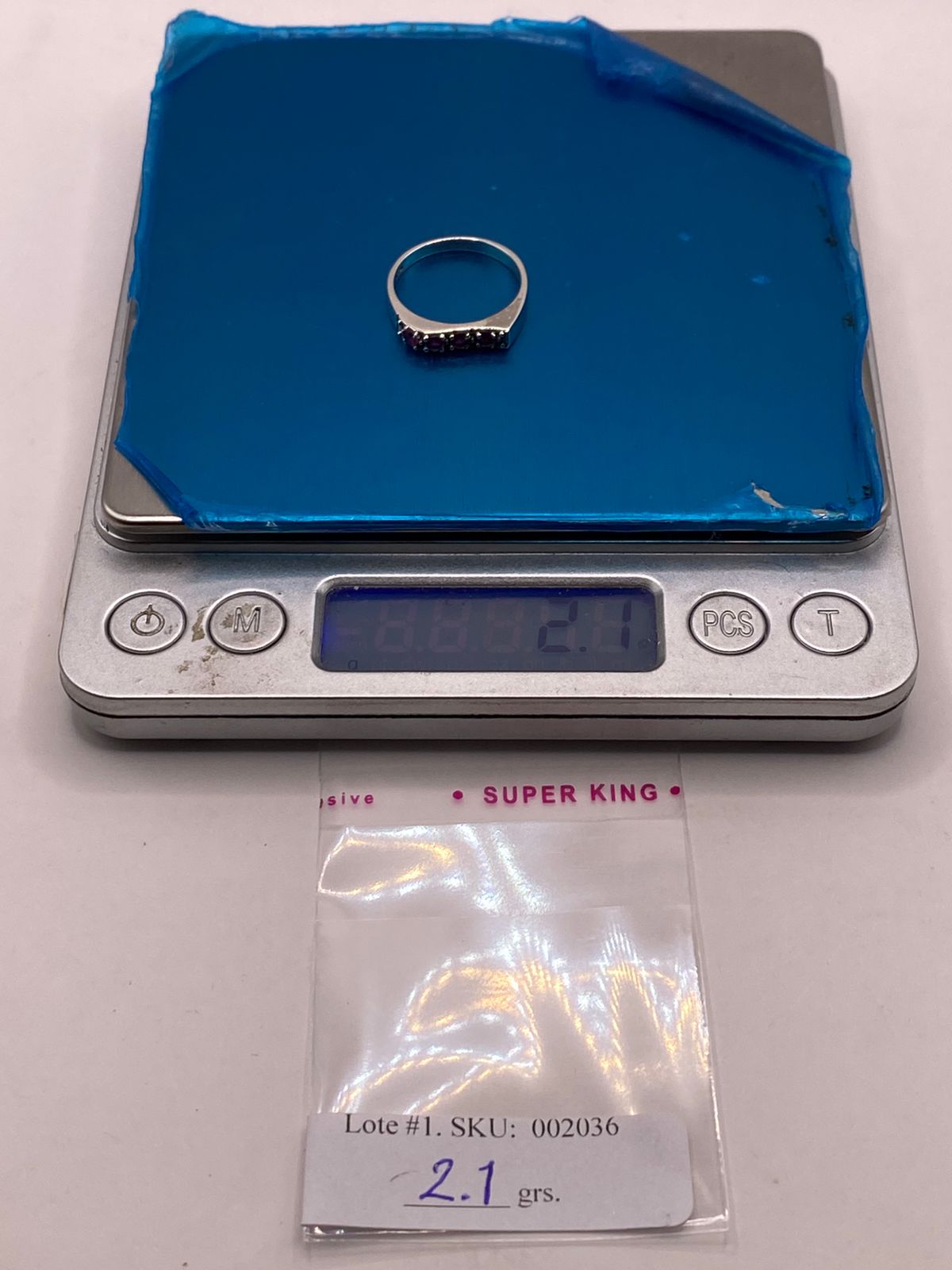 Anillo Recto con Zirconias Fucsia en Plata Ley 925, peso en gramos (báscula)