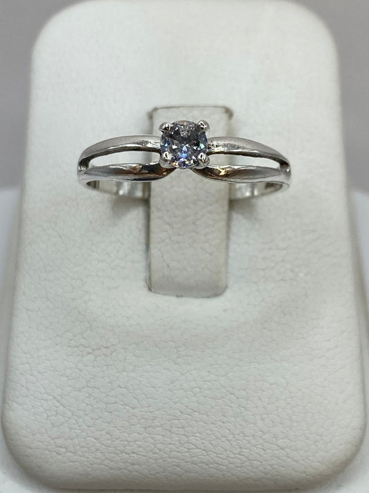 Anillo Solitario Abierto con Zirconia Blanca en Plata Ley 925, vista frontal