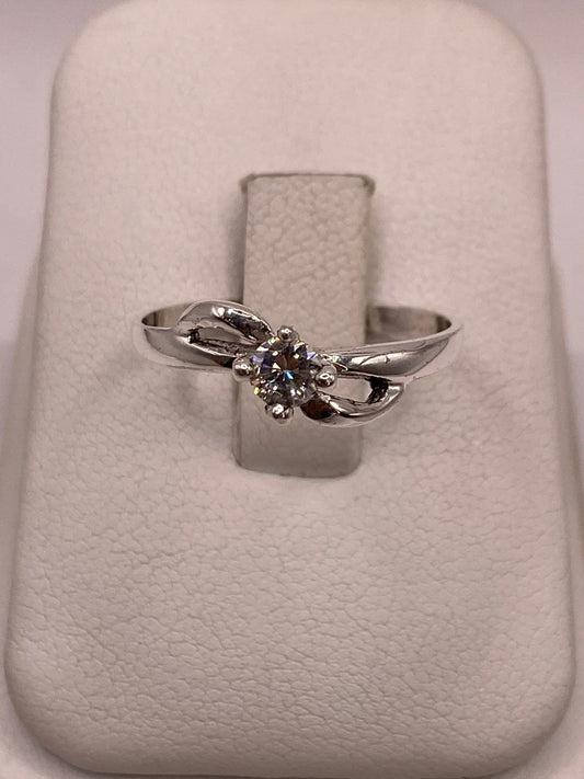 Anillo Solitario Ondulado con Zirconia Blanca en Plata Ley 925, vista frontal