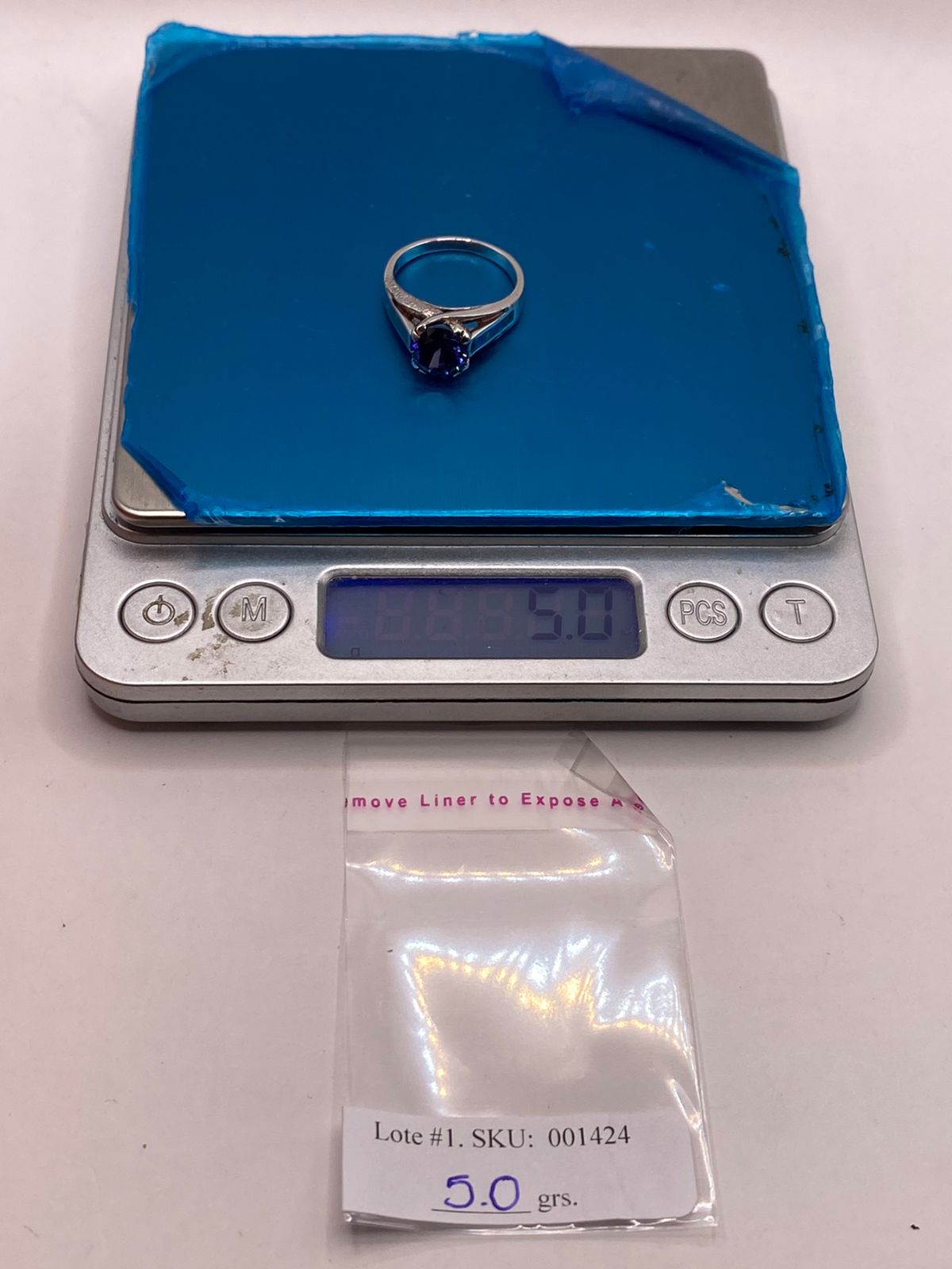 Anillo Solitario de Plata Ley 950 con Ópalo de Fuego y Zirconia Azul, peso en gramos (báscula)