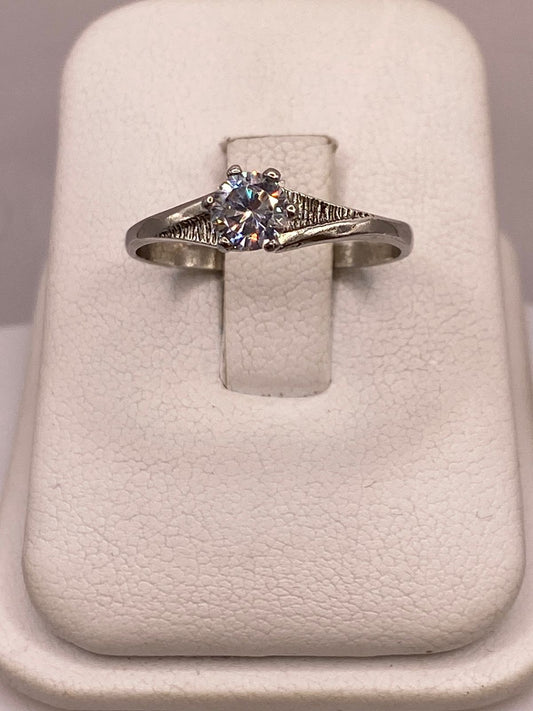 Anillo Solitario de Zirconia Blanca en Plata Ley 925, vista frontal