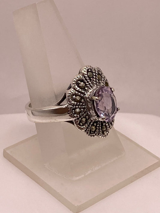 Anillo Vintage Floral con Zirconia Morada y Marquesitas en Plata Ley 925, vista frontal