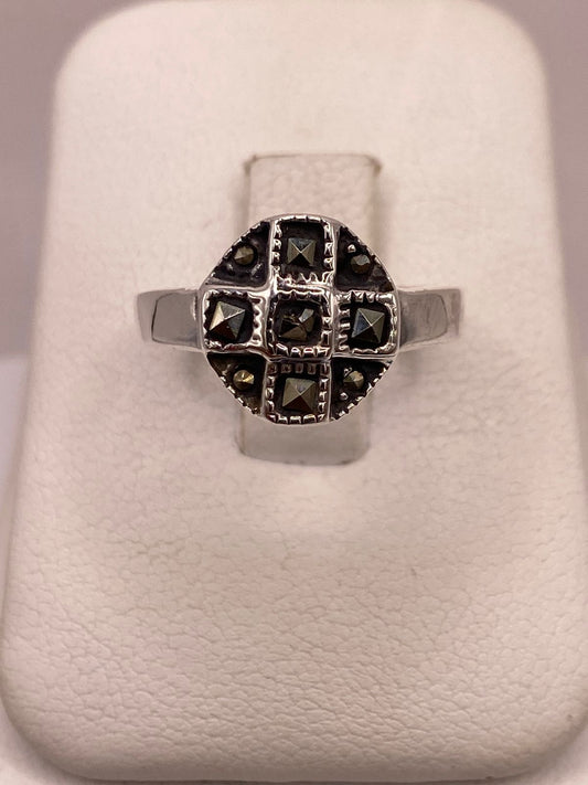 Anillo Vintage Geométrico con Marquesitas en Plata Ley 925, vista frontal