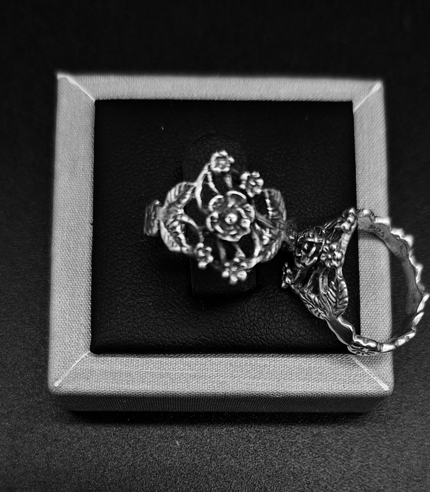 Anillo Flores en Plata Ley 925, sello de autenticidad Plata Ley .925