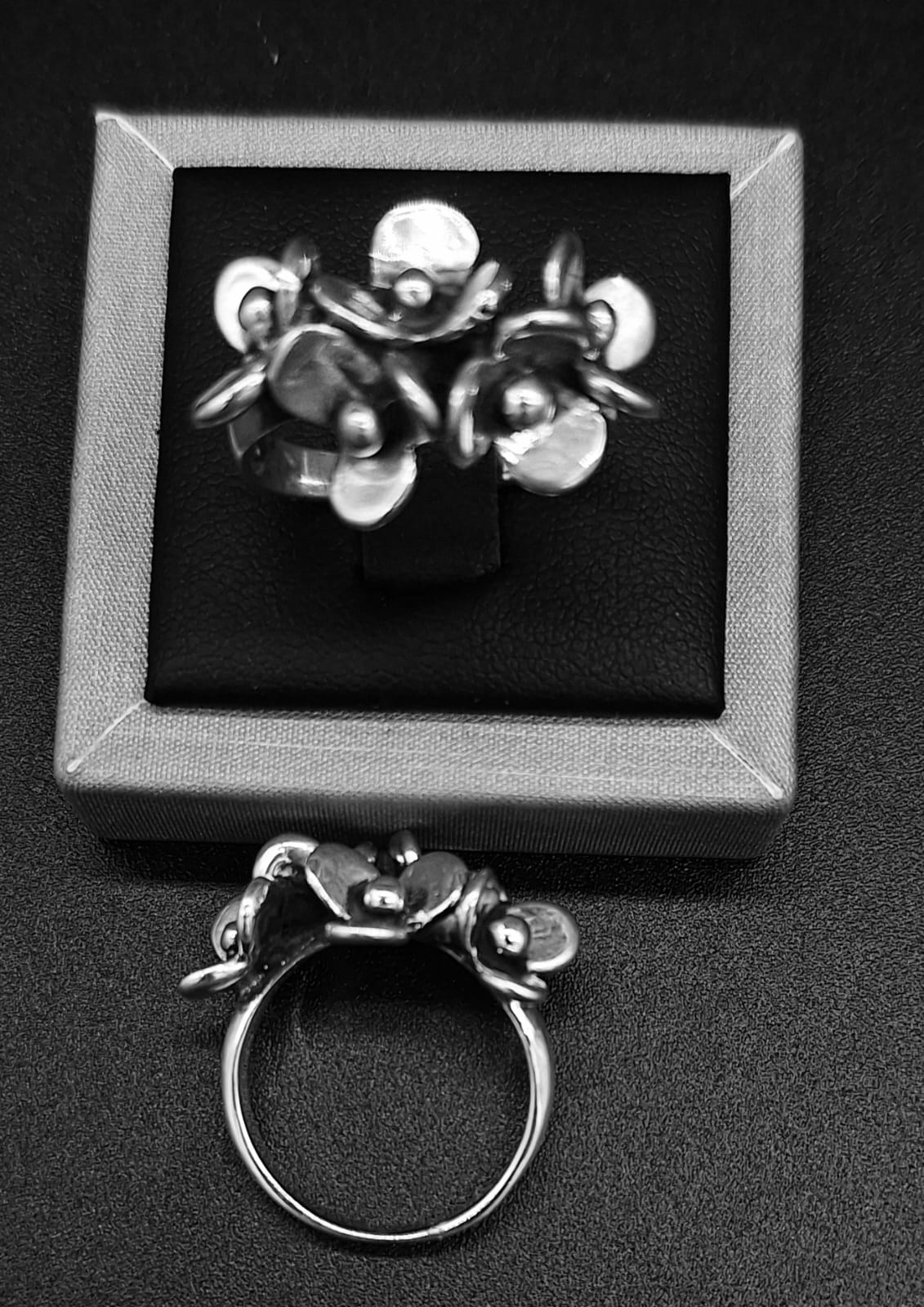 Anillo Flores en Plata Ley 925, sello de autenticidad Plata Ley .925