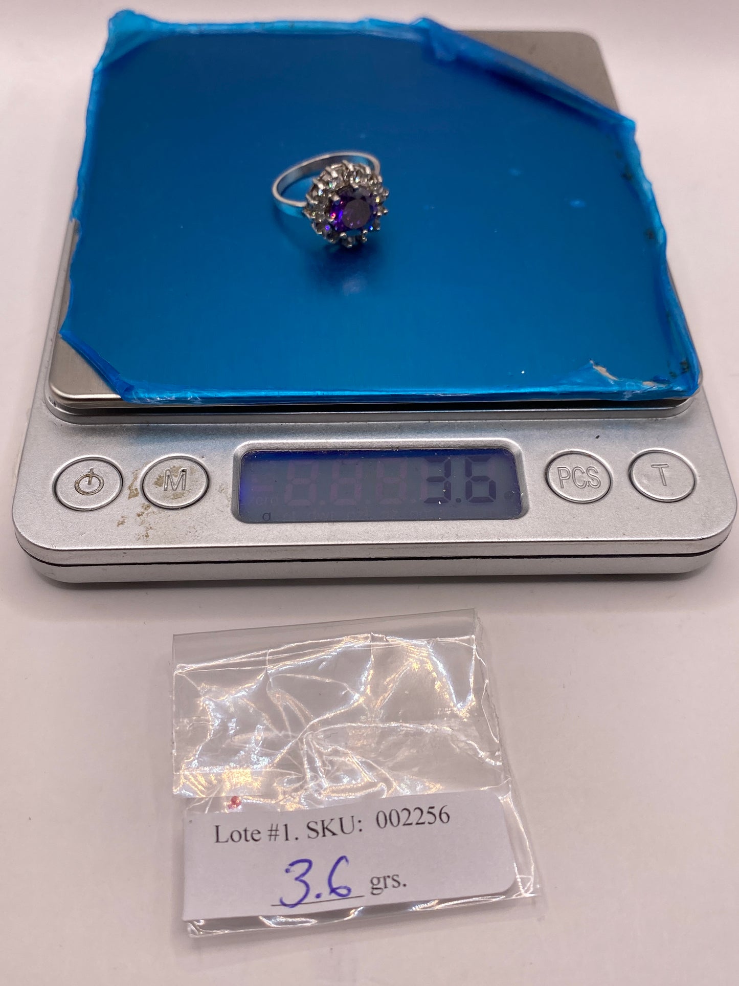 Anillo sobre báscula con etiqueta SKU 002256 confirmando peso de 3.6 gramos