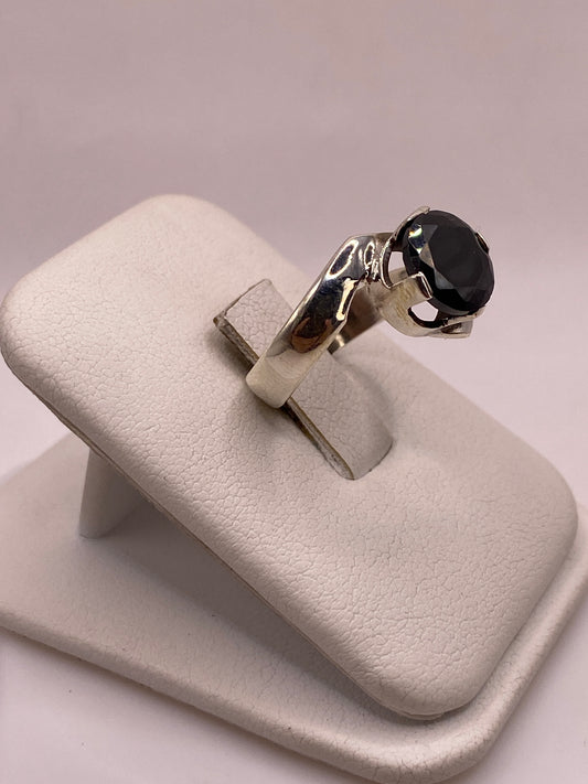 Vista lateral del anillo elegante mostrando la banda de plata .925 y el engaste de la circonia