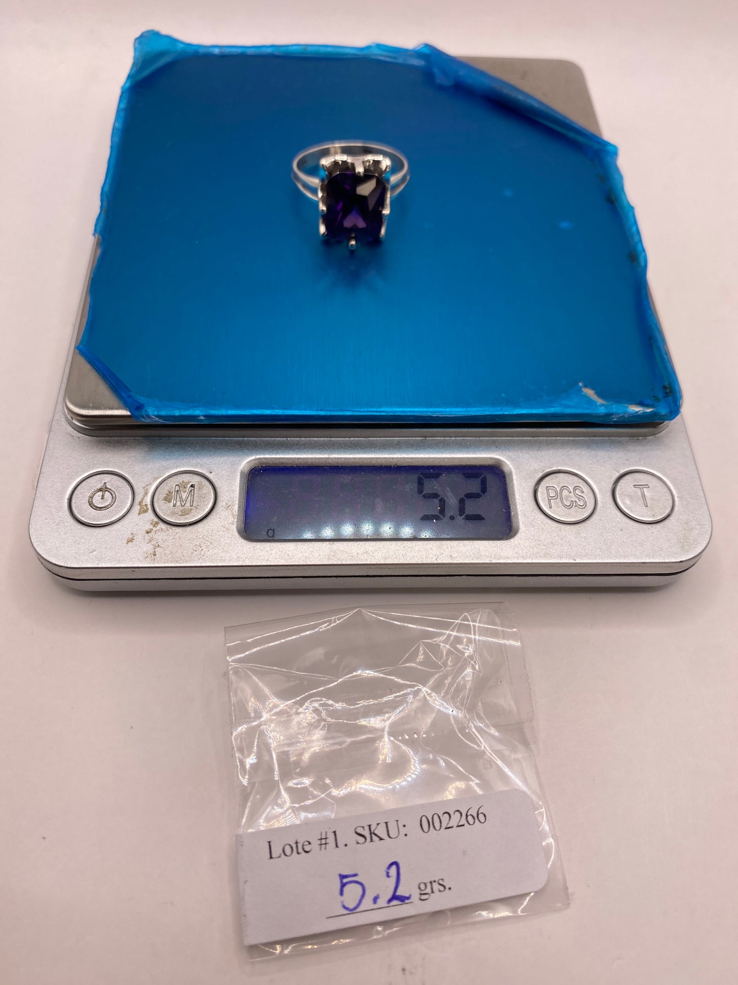 Anillo Solitario de Plata con Circonia Púrpura — Coctel Elegante