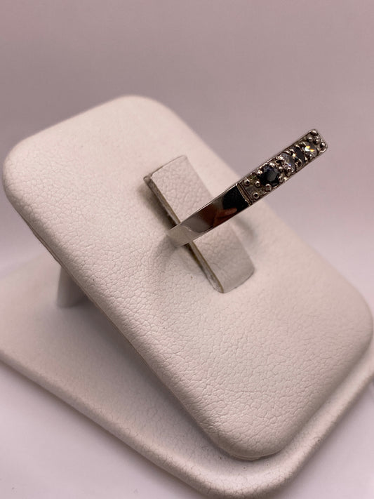 Detalle del engaste de la circonia en plata .925 pulida