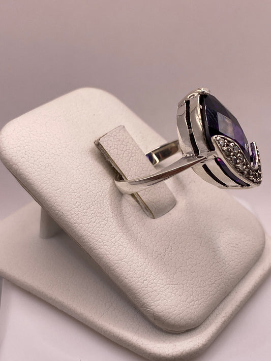 Vista frontal del anillo de coctel mostrando la circonia azul profundo y el trabajo ornamental