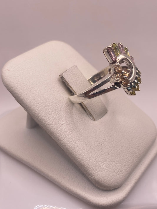 Anillo vintage de plata .925 con racimo de circonias en mano de mujer