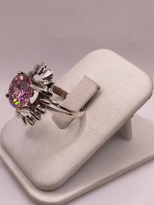 Detalle lateral del anillo solitario mostrando la circonia rosa y brillo de fuego