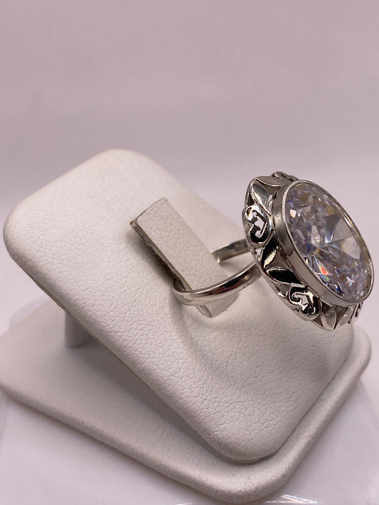 Vista frontal del anillo solitario vintage en plata .925 con piedra facetada
