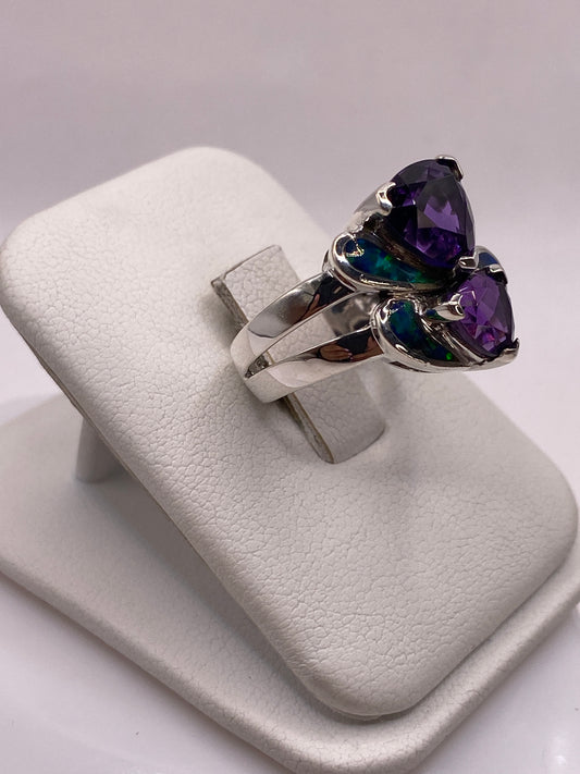 Vista frontal del anillo coctel de plata .925 con ópalo verde fuego en engaste artesanal