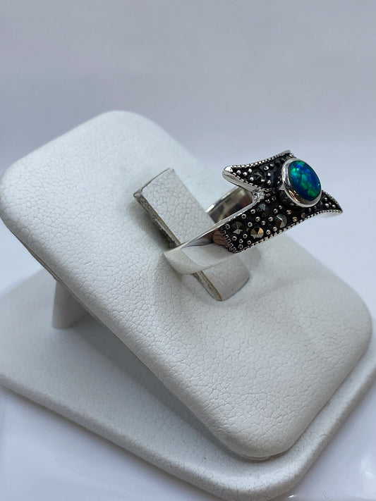 Detalle del ópalo azul con destellos verdes en anillo étnico de Taxco