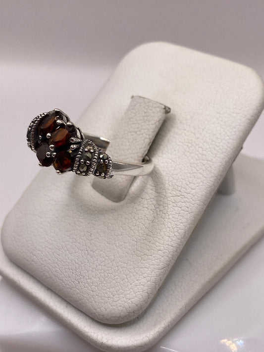 Detalle lateral del anillo vintage mostrando la filigrana artesanal en plata