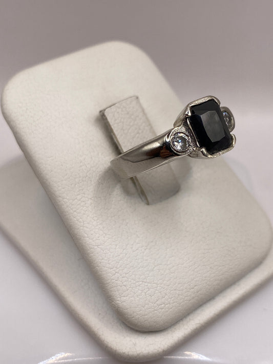 Detalle lateral del anillo circonia negra mostrando el engaste seguro en plata .925