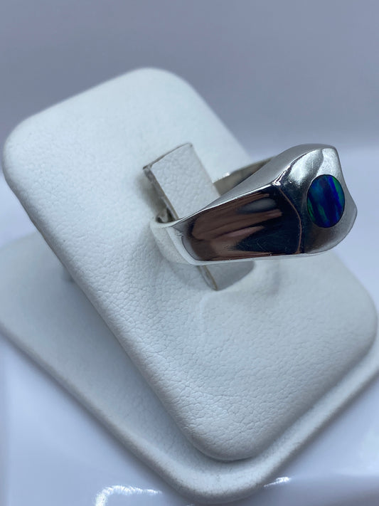 Anillo de plata masivo con piedra verde, vista lateral mostrando el grosor de la banda
