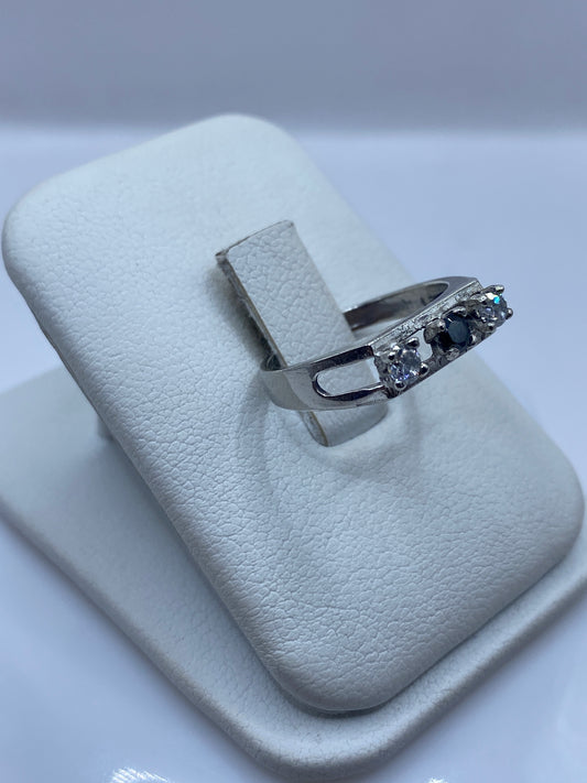 Vista frontal del anillo minimalista mostrando la circonia blanca engastada en plata .925