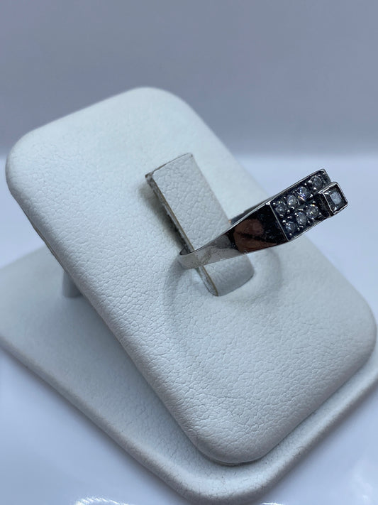 Vista frontal del anillo minimalista con piedra blanca centrada en plata .925
