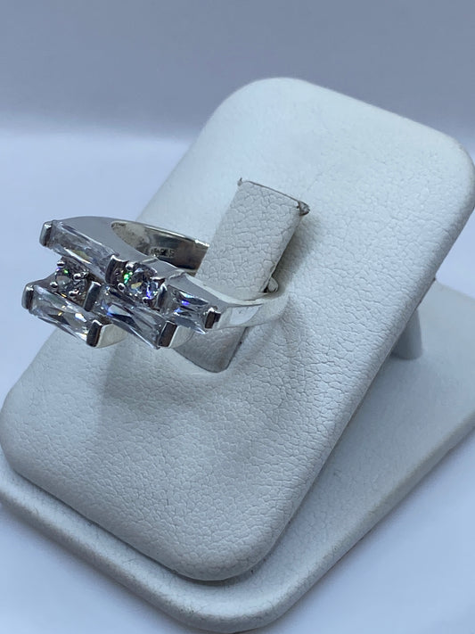 Vista detalle frontal del anillo mostrando la circonia blanca brillante cortada a precisión