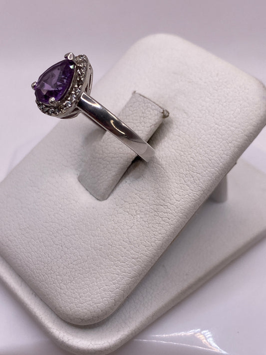 Detalle del anillo solitario mostrando la circonia facetada y el engaste