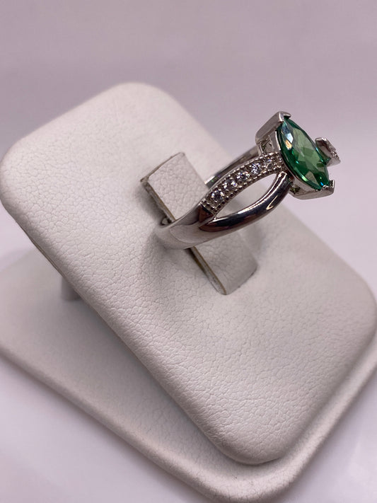 Vista frontal del anillo de circonia verde con diseño serpentino en plata .925