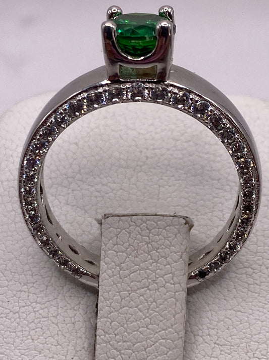 Detalle del engaste de circonia verde en plata .925 auténtica
