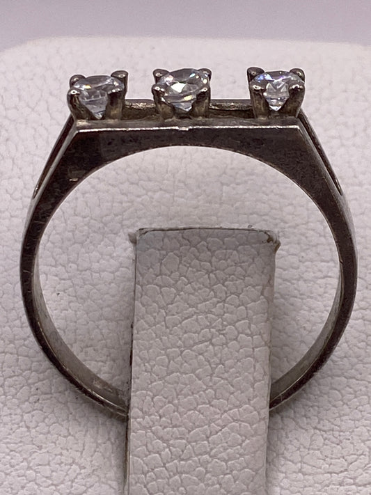 Vista detallada del anillo minimalista mostrando el engaste de la circonia en plata .925