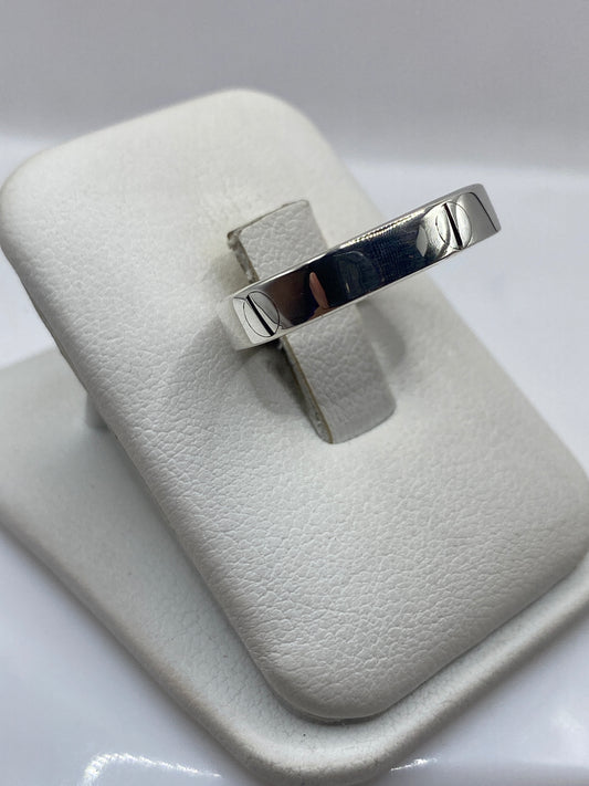 Vista frontal del anillo minimalista de plata sobre fondo blanco
