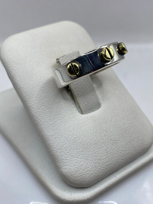 Anillo de plata maciza con banda de 8mm y detalles en oro, vista lateral sobre dedo