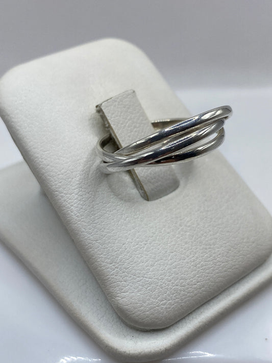 Vista lateral del anillo minimalista de bandas en plata .925