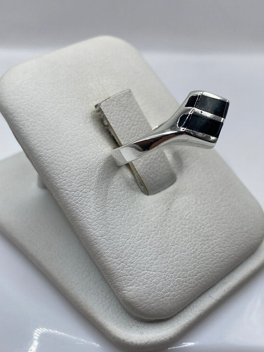 Vista lateral del anillo solitario minimalista en plata .925