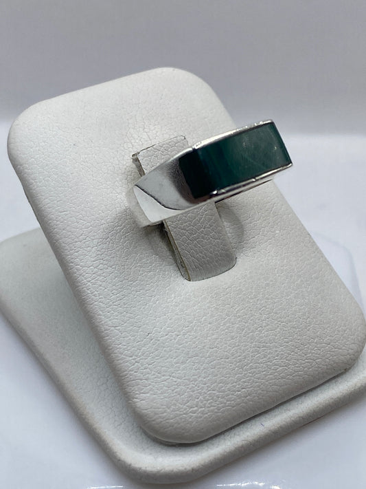 Anillo solitario malaquita verde en plata .925 puesto en dedo, vista lateral