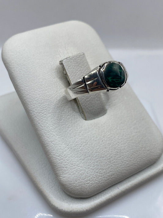 Detalle de malaquita verde veteada engastada en plata .925