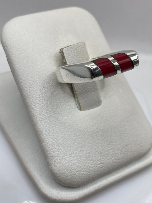Anillo de coral rojo en mano, mostrando el tamaño y la presencia de la piedra